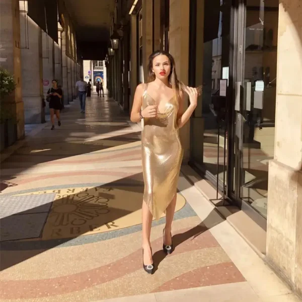 Robe à bretelles fines en satin doré : Théa
