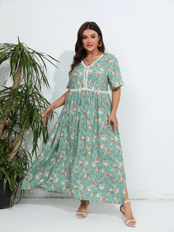 Robe fleurie verte grande taille avec manches courtes : Aurora – Image 5