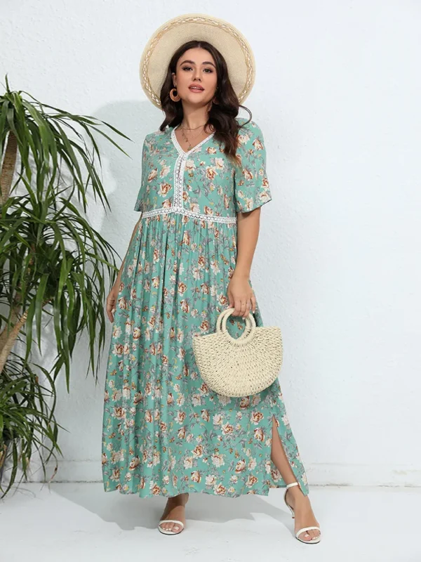 Robe fleurie verte grande taille avec manches courtes : Aurora