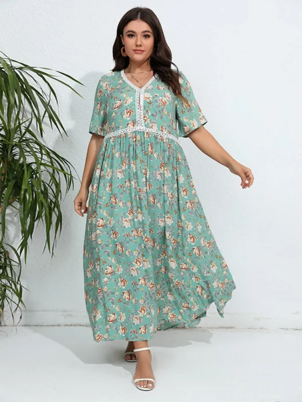 Robe fleurie verte grande taille avec manches courtes : Aurora – Image 3