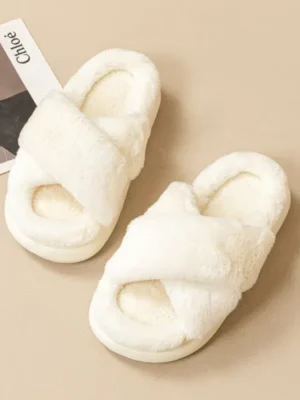 Chausson mule blanc en tissu pelucheux : Élodie