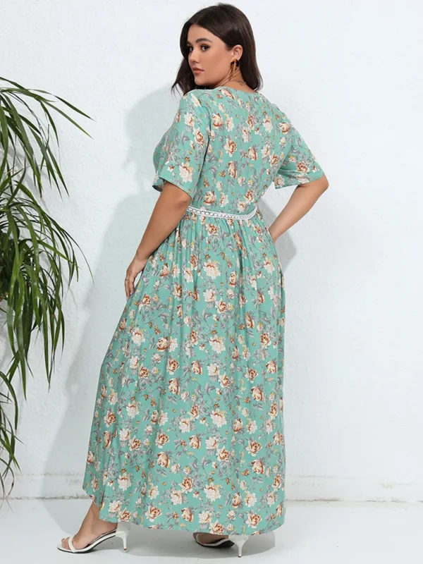 Robe fleurie verte grande taille avec manches courtes : Aurora – Image 2