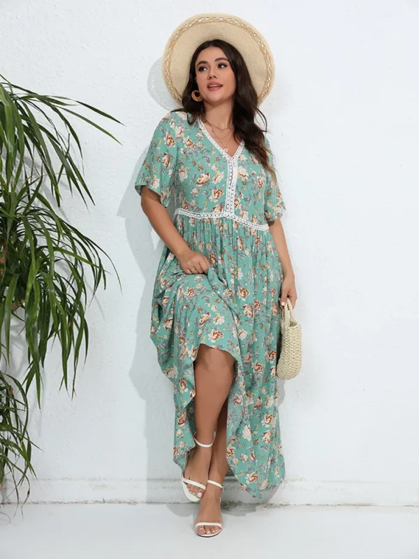 Robe fleurie verte grande taille avec manches courtes : Aurora – Image 4