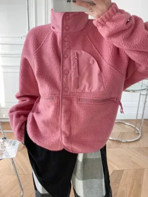 Pull moumoute rose avec col montant et poches zippées : Camille