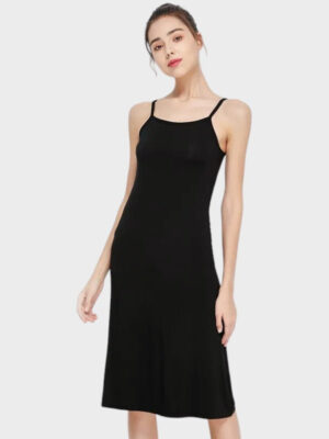 Fond de robe noir mi-long : design épuré avec fines bretelles et tissu extensible