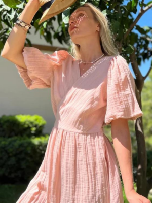 Robe rose d'été en gaze de coton avec manches bouffantes et col en V croisé