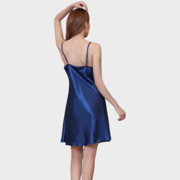 Fond de robe bleu royal satiné avec dentelle au décolleté et bretelles fines – Image 3