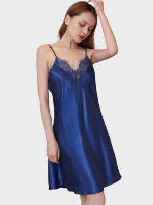 Fond de robe bleu royal satiné avec dentelle au décolleté et bretelles fines