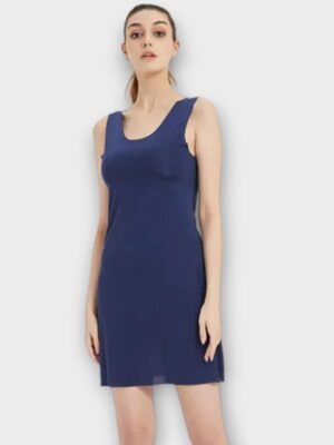 Fond de robe bleu marine : simplicité ajustée et bretelles larges