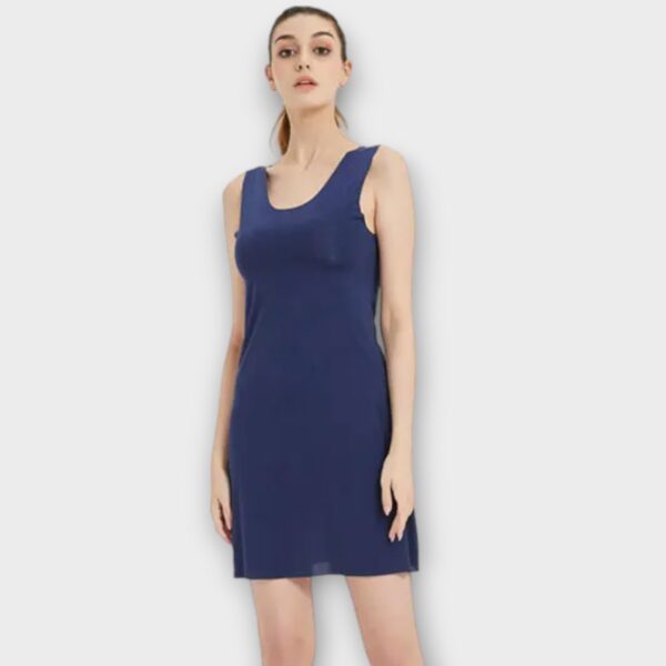 Fond de robe bleu marine : simplicité ajustée et bretelles larges