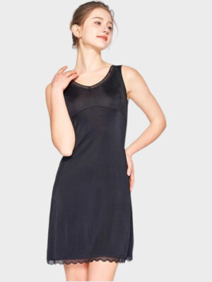 Fond de robe en soie noire avec bordures dentelle pour femmes