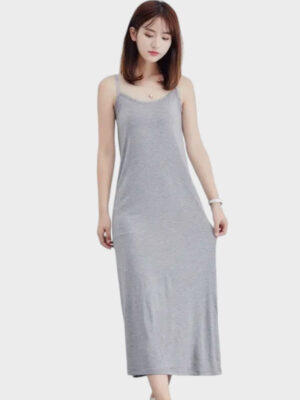 Fond de robe invisible longue : couleur gris sobre, bretelles fines et coupe près du corps