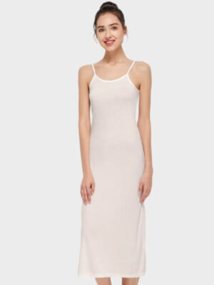Fond de robe longue blanc minimaliste avec bretelles fines et tissu léger