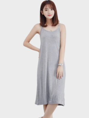 Fond de robe mi-longue gris décontracté avec coupe ample et design minimaliste
