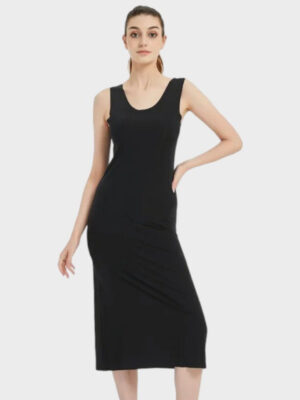 Fond de robe noir longue sans manches, encolure ronde et coupe droite ajustée