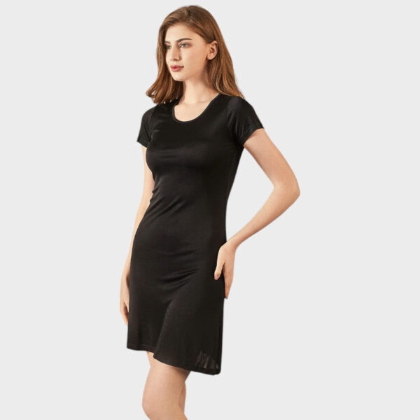 Fond de robe noir manche courte en tissu doux et extensible – Image 3