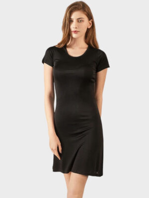 Fond de robe noir manche courte en tissu doux et extensible