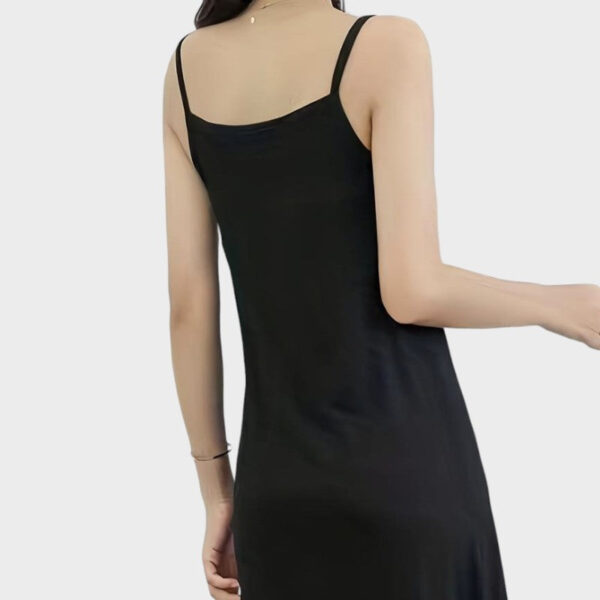 Fond de robe noir mi-long : design épuré avec fines bretelles et tissu extensible – Image 4