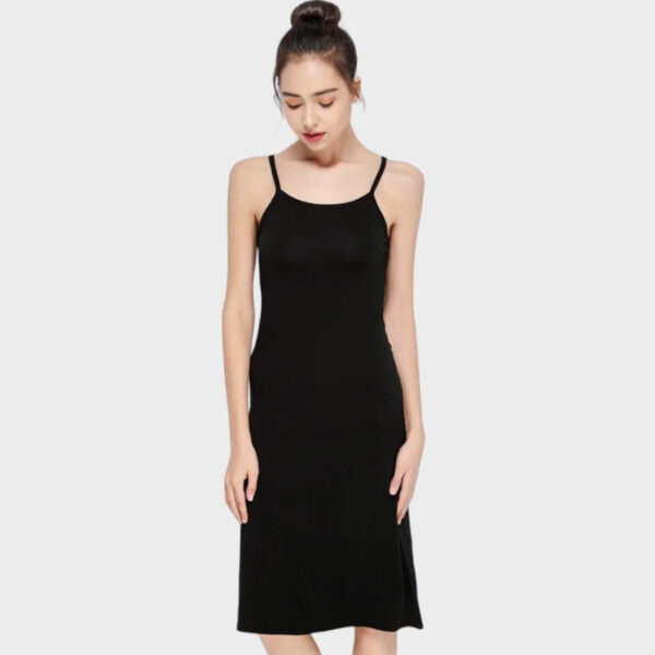 Fond de robe noir mi-long : design épuré avec fines bretelles et tissu extensible – Image 2