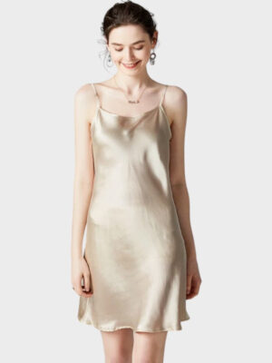 Fond de robe en soie beige : douceur respirante et design fluide pour port quotidien ou élégant