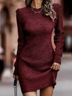Robe courte bordeaux hiver ajustée manches longues texturées sophistiquée