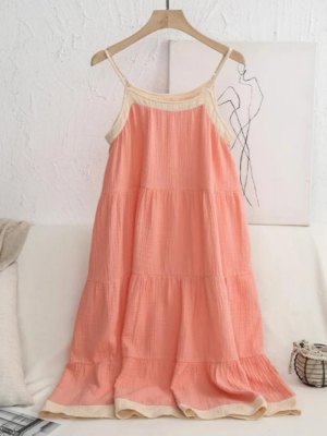 Robe courte en double gaze de coton rose avec volants et bretelles ajustables