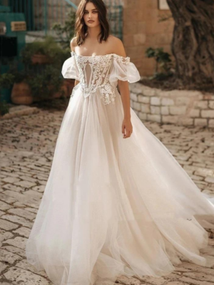 Robe de mariée trapèze dentelle avec manches bouffantes, bustier structuré et style moderne pour mariage en plein air