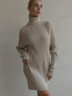 Robe d'hiver en tricot col roulé beige au-dessus du genou