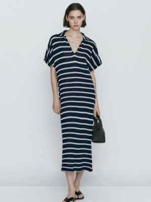 Robe droite col V rayée avec manches courtes et longueur midi