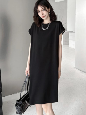 Robe droite large noir gothique, manches courtes et colliers épais, style urbain et alternatif