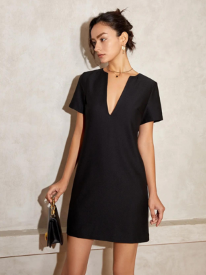 Robe droite noire chic courte avec encolure en V et manches courtes