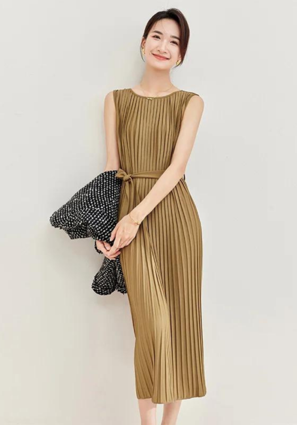 Robe droite verte plissée sans manches avec ceinture midi – Image 8