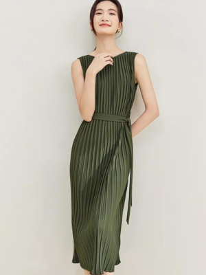 Robe droite verte plissée sans manches avec ceinture midi