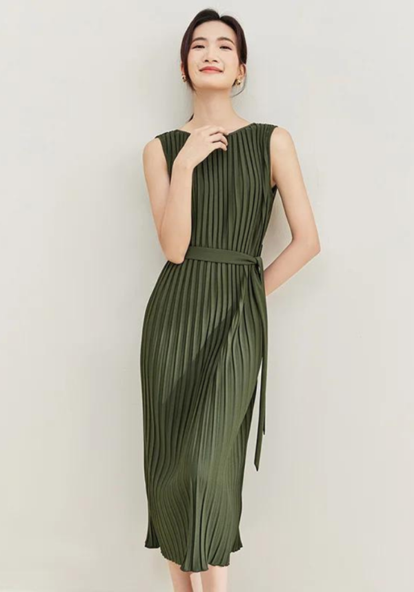 Robe droite verte plissée sans manches avec ceinture midi