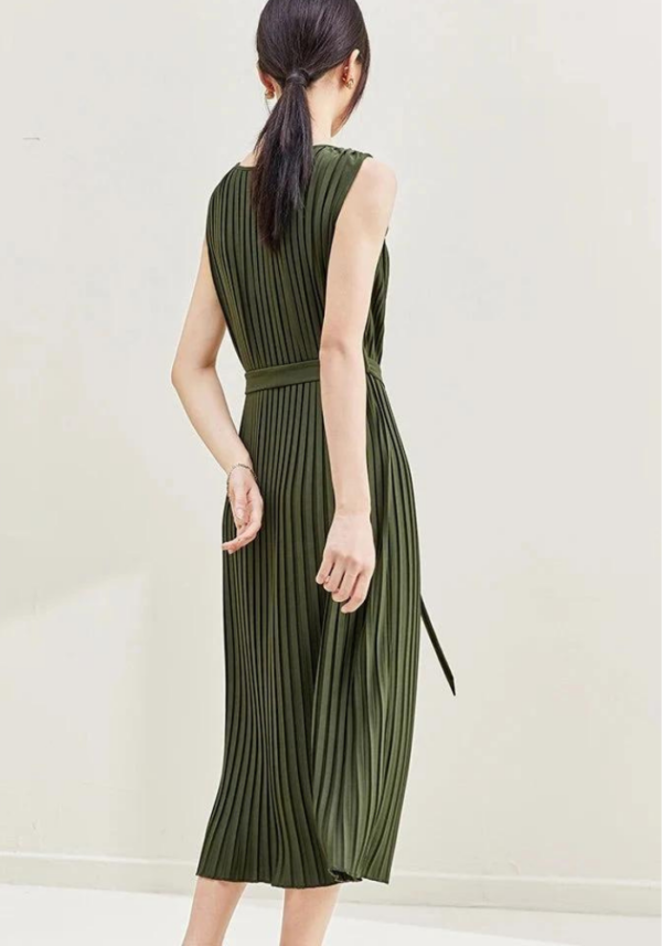 Robe droite verte plissée sans manches avec ceinture midi – Image 3