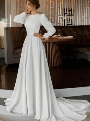 Robe mariage civil hiver avec manches longues et silhouette fluide en tissu léger