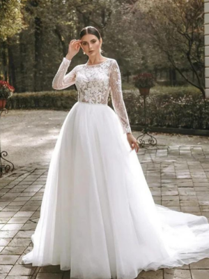 Robe mariage fleurie hiver avec manches longues et dentelle, jupe ample et coupe ajustée