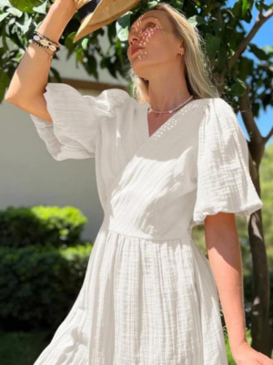 Robe midi blanche en gaze de coton avec manches bouffantes et taille marquée