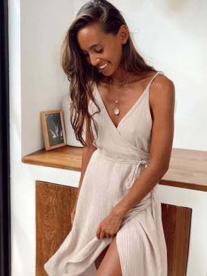 Robe portefeuille en gaze de coton avec bretelles fines, ceinture à nouer et coupe fluide