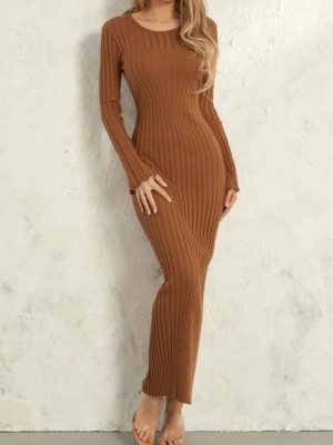 Robe pull hiver en matériau côtelé marron à col rond et manches longues