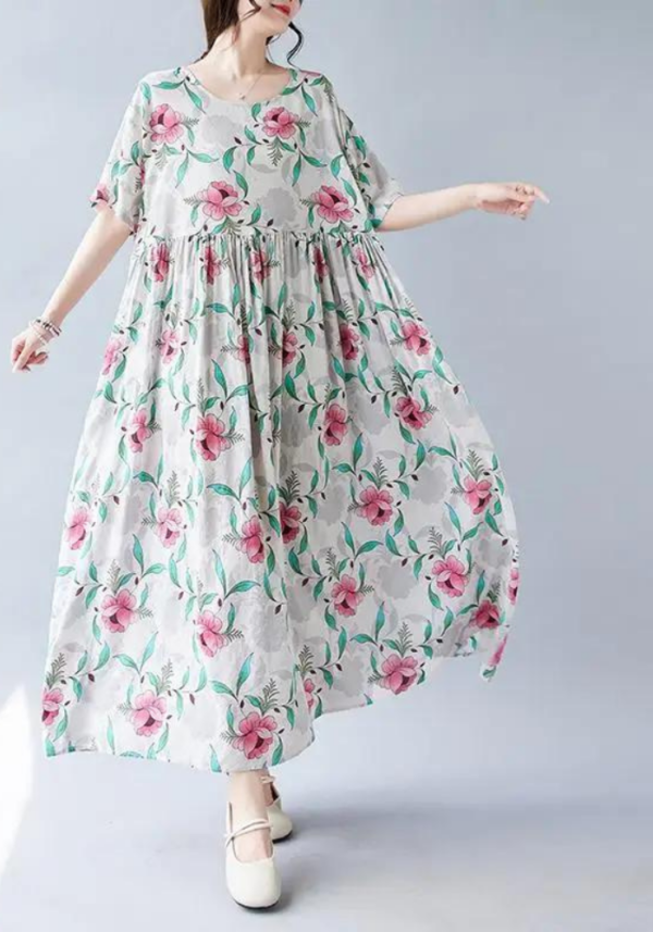 Robe trapèze manche 3/4 à fleurs roses pour femme avec fond clair et feuilles vertes – Image 2