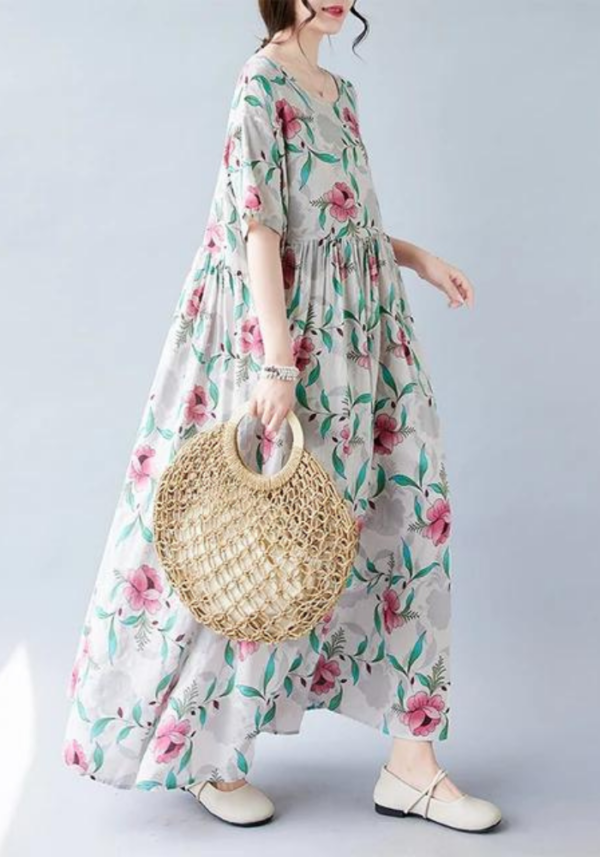 Robe trapèze manche 3/4 à fleurs roses pour femme avec fond clair et feuilles vertes – Image 5
