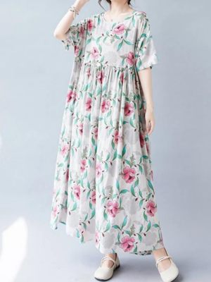 Robe trapèze manche 3/4 à fleurs roses pour femme avec fond clair et feuilles vertes