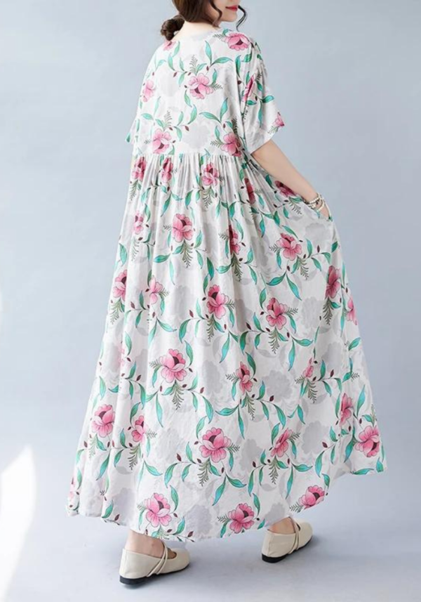 Robe trapèze manche 3/4 à fleurs roses pour femme avec fond clair et feuilles vertes – Image 3