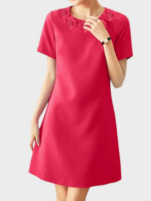 Robe trapèze rose à fleurs avec col floral et manches courtes pour look casual chic