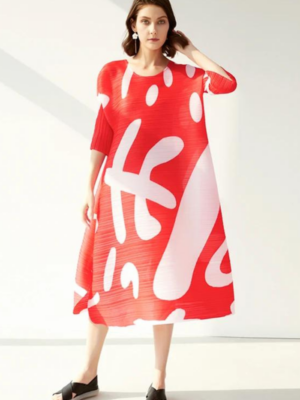 Robe trapèze rouge années 60 : motif graphique blanc et manches trois-quarts